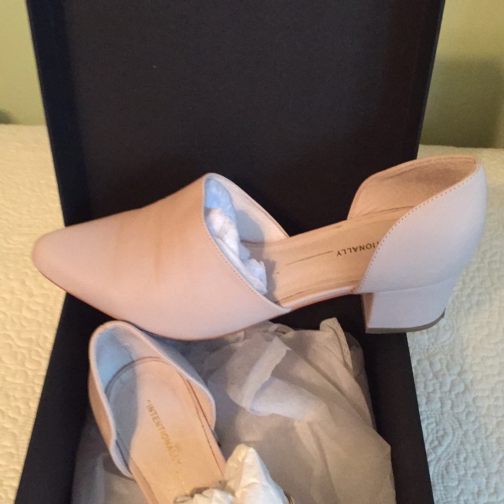 Intentionally blank low heel shoe